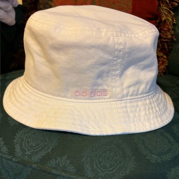 ADIDAS WOMENS WHITE PINK BUCKET HAT NWOT OS GOLF TENNIS ETC - Picture 1 of 2